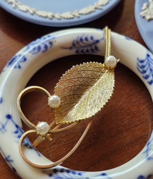 Lady Ellen Gold Swirl Chased Leaf Hair Clip with Faux Pearls
